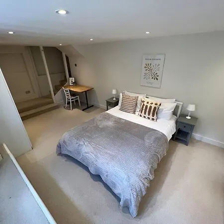 Lovely 2 Bedroom Flat With Garden And Parking